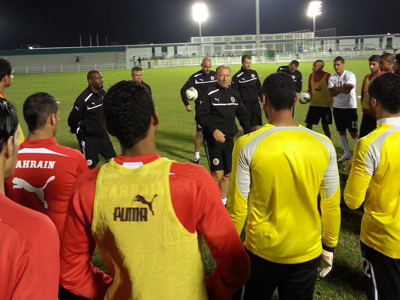 المدرب كالديرون مع اللاعبين