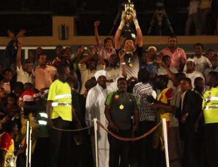 الحارس الحضري يحمل كأس السودان