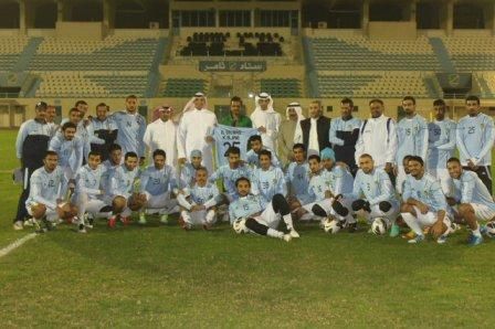 خالد عجب مع ادريي ولاعبي السالمية في التدريبات