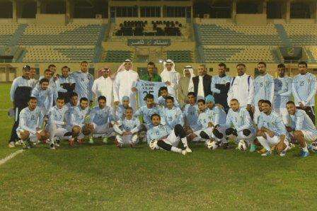 خالد عجب مع ادريي ولاعبي السالمية في التدريبات