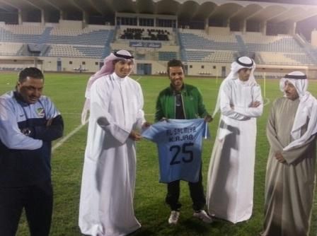خالد عجب يعرض قميص ناديه الجديد مع جاسم الهويدي وعبدالحمد محمد وعبدالعزيز حمادة 