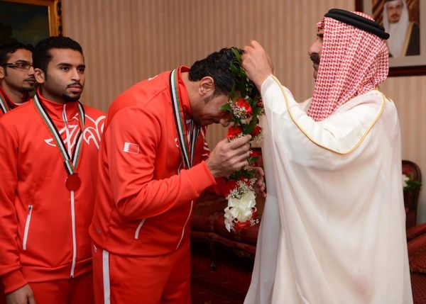 الشيخ حمد بن محمد ال خليفة يكرم احد الرماة الابطال