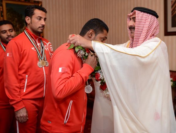 الشيخ سلمان بن خالد ال خليفة يكرم احد الرماة 