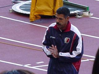 المدرب البرازيلي تونينهو سيريزو عندما كان يدرب كاشيما في عام 2005