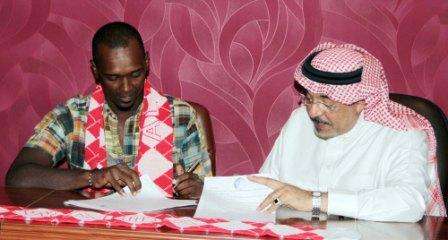 عساف القرني يوقع عقد تجديده للوحدة