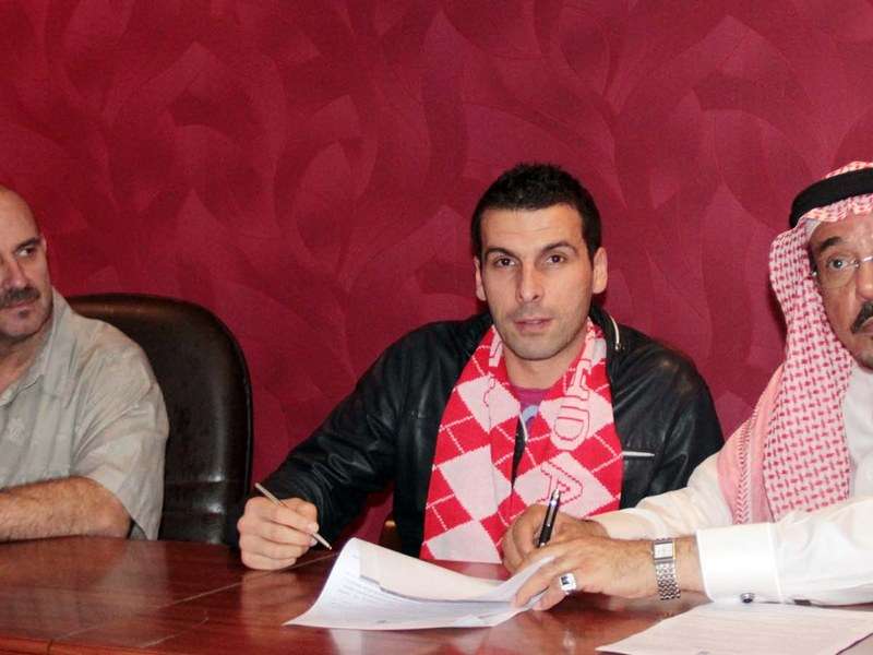 علي داود يوقع عقد اللاعب أحمد الشربيني