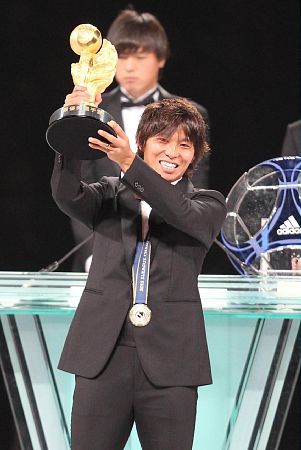 هيساتو ساتو عند فوزه بجائزة أفضل لاعب ياباني لعام 2012