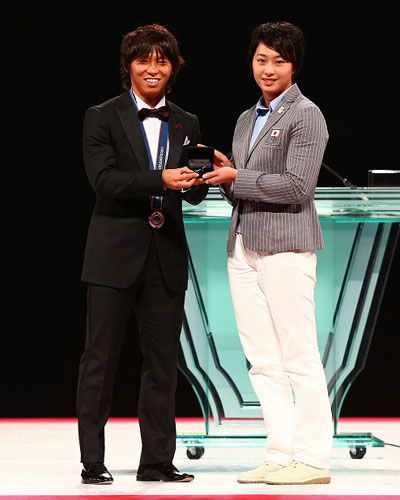 هيساتو ساتو عند حصوله على جائزة هداف الدوري الياباني برصيد 22 هدفاً