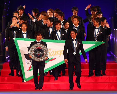 تكريم بطل الموسم فريق سانفريس هيروشيما في الحفل الذي أقيم في يوكوهاما