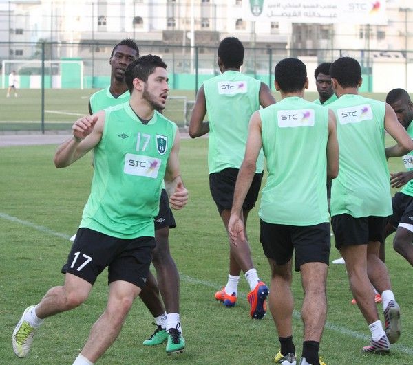 جانب من تدريبات فريق الأهلي