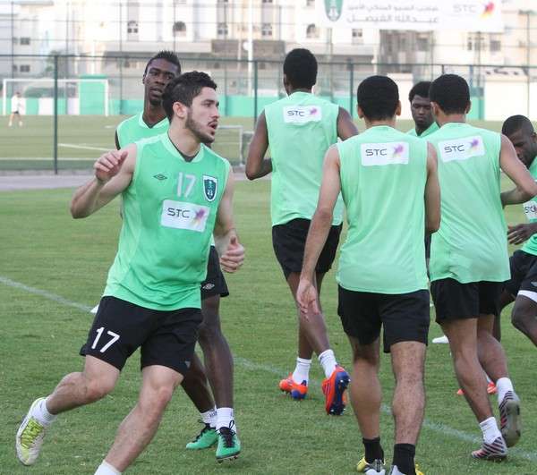 جانب من تدريبات فريق الأهلي