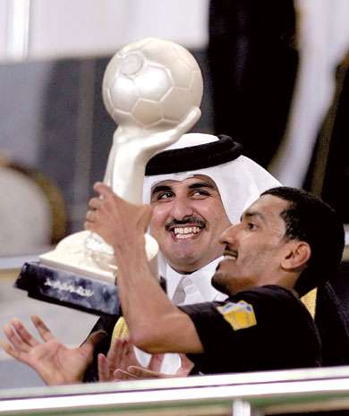 قائد السد يرفع الكاس 