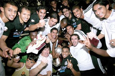 لاعبوا السد في صورة جماعية مع الكاس