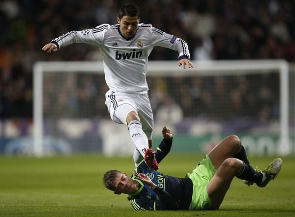 2012-12-04t210926z_1608883322_gm1e8c50e9j01_rtrmadp_3_soccer-champions_reuters