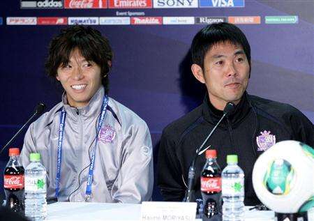 المدرب مورياسو ( يمين ) مع المهاجم ساتو في المؤتمر الصحفي