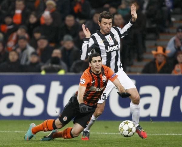 2012-12-05t213436z_995836_lr1e8c51nxemp_rtrmadp_3_soccer-champions_reuters