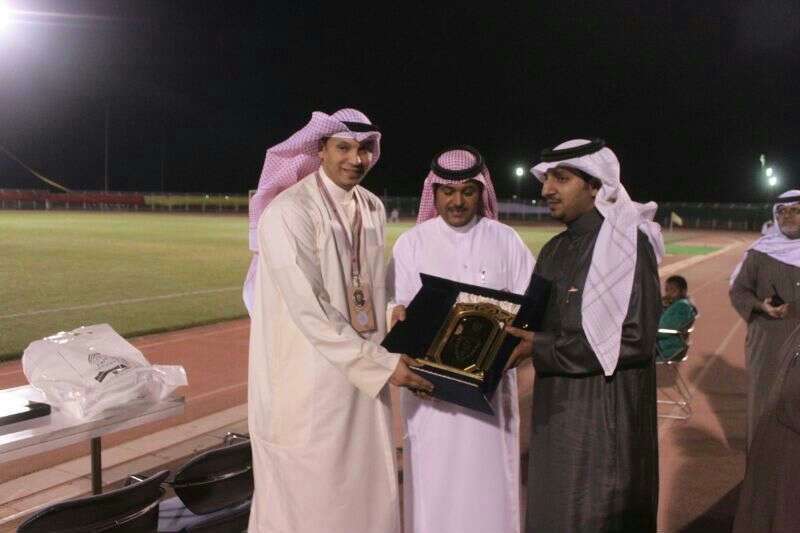 الهويدي يتبادل الدروع التذكارية مع ادارة نجران 