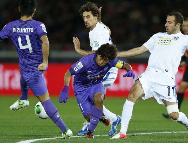 2012-12-06t110238z_938572516_gm1e8c61glv01_rtrmadp_3_soccer-club-world_reuters