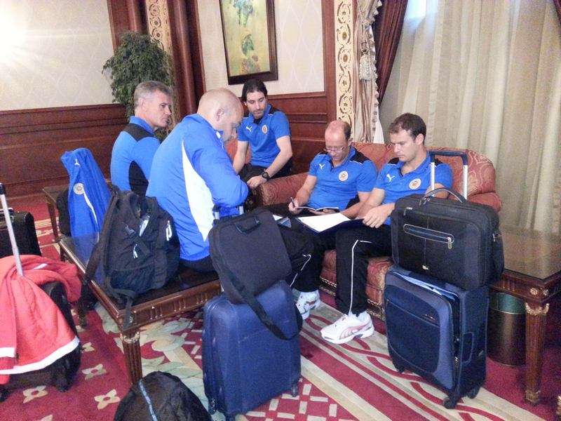 كالديرون مع الطاقم الفني في قاعة الاستقبال