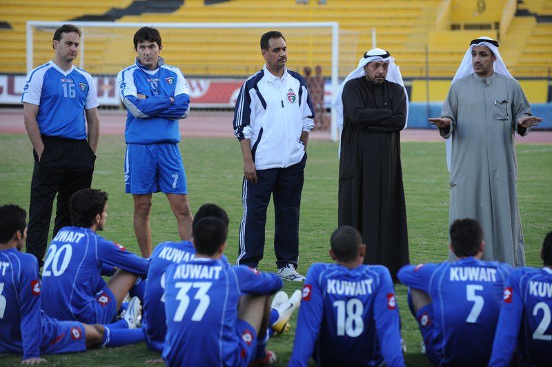 د.عبدالمجيد البناي يتوسط جوران واسامه حسين في تدريبات "الأزرق"