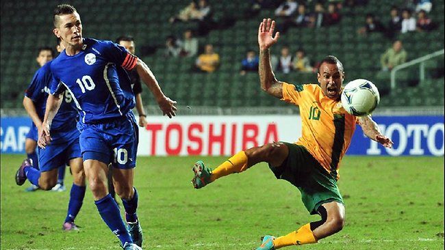 آرشي ثومبسون ( يمين ) نجح في إحراز ثلاثة أهداف بمرمى منتخب غوام