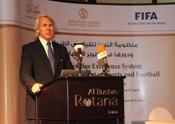  ديفوراك يتحدث خلال الندوة  