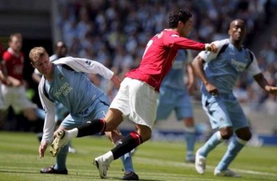 مايكل بول أثناء اعتداء على كريستيانو رونالدو 