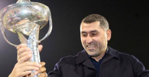 نزار محروس حاملا كأس الإتحاد الآسيوي 