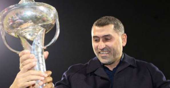 نزار محروس حاملا كأس الإتحاد الآسيوي 