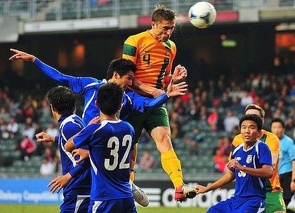 المدافع الاسترالي دينو دولبيتش أمام لاعبي منتخب تايوان