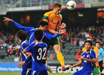 المدافع الاسترالي دينو دولبيتش أمام لاعبي منتخب تايوان