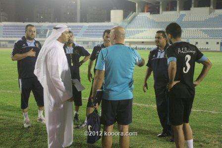 عبدالعزيز حمادة مع باقي أعضاء الجهازين الفني والاداري في تدريبات السالمية