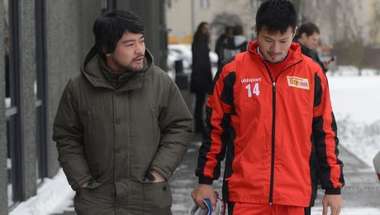 تاكوما آبي ( يمين ) في مقر يونيون برلين برفقة مترجمه الياباني كي تاكاياما