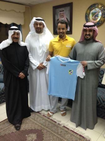 أحمد عجب يحمل قميص ناديه الجديد السالمية في حضور أعضاء مجلس الادارة