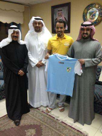 أحمد عجب يحمل قميص ناديه الجديد السالمية في حضور أعضاء مجلس الادارة