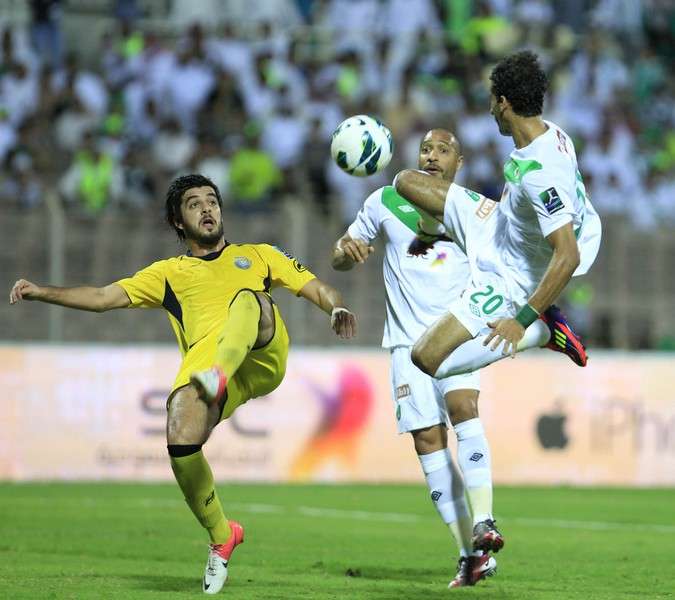 الحوسني من الوضع طائراً يسدد الكرة ليسجل منها هدف الأهلي الوحيد اليوم في مرمى التعاون
