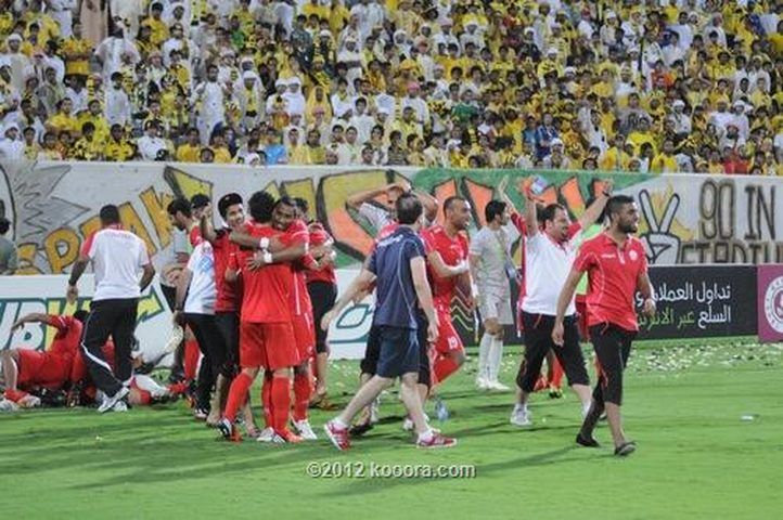 صالح يشارك لاعبي المحرق الفرحة بالتتويج باللقب الخليجي