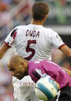 دودا مع مدافع لاكورونا مانويل بابلو