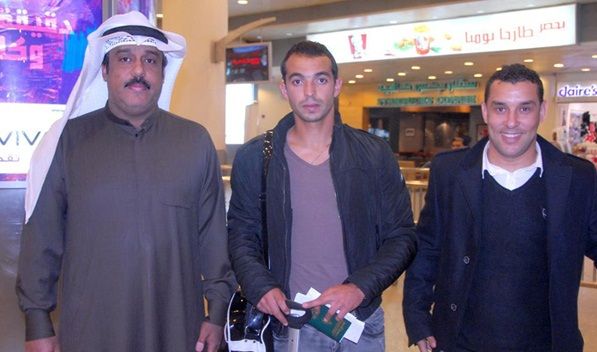 البرقاوي ووكيله أنيس بوجلبان وفي استقبالهم عمر الملا من كاظمة 