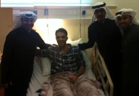 عقلة والهاجري والصبيح خلال زيارتهم للاعب العربي محمد جراغ