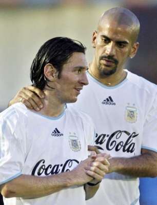 فيرون وميسي ارتديا قميص الأرجنتين معا في 2007