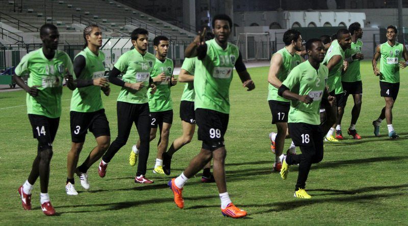 لاعبو الأهلي يؤدون تدريبات الاحماء في مران اليوم استعداداً للشعلة