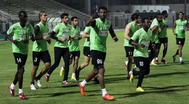 لاعبو الأهلي يؤدون تدريبات الاحماء في مران اليوم استعداداً للشعلة