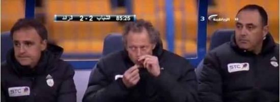 برودوم لدى تناوله التبغ أثناء مباراة فريقه مع الرائد في كأس ولي العهد