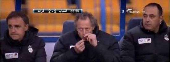برودوم لدى تناوله التبغ أثناء مباراة فريقه مع الرائد في كأس ولي العهد