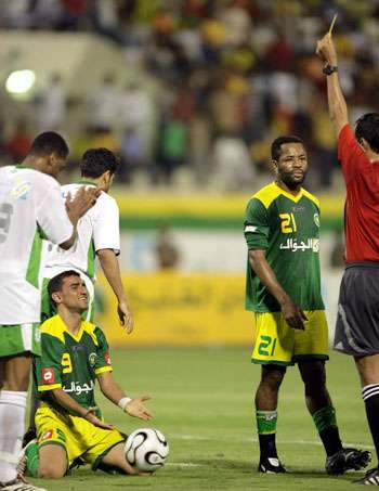 لاعب الخليج الراهب يحتج بعد خطأ احتسب ضده بحجة التمثيل (عيسى الدبيس)