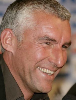 مدرب شالكه ميركـو سلومكـا يبتسم أثناء المؤتمر الصحفي