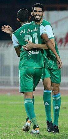 سيد عدنان يهنئ فهد الحشاش بالهدف الاول للعربي في مرمى السالمية