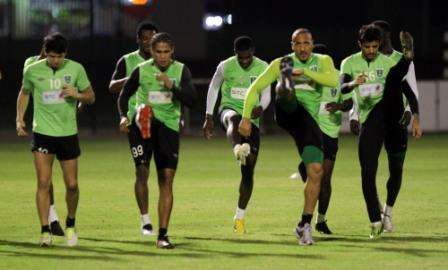 لاعبو الأهلي يؤدون  تمرينات بدنية  في التدريب الأخير قبل مباراة النصر غدا السبت