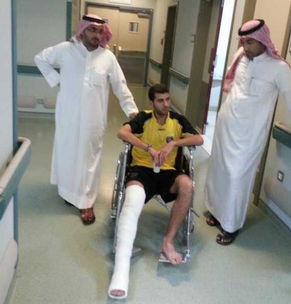 عبد الرحمن بعد تعرضه للإصابة برفقة اداري التعاون السعودي 